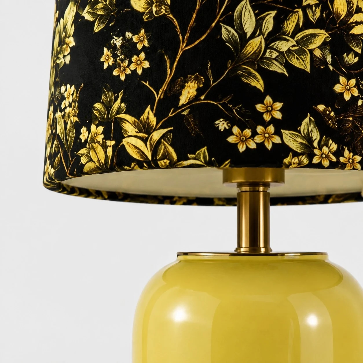 Tissu à motifs floraux et détails métalliques chaleureux au niveau du cou