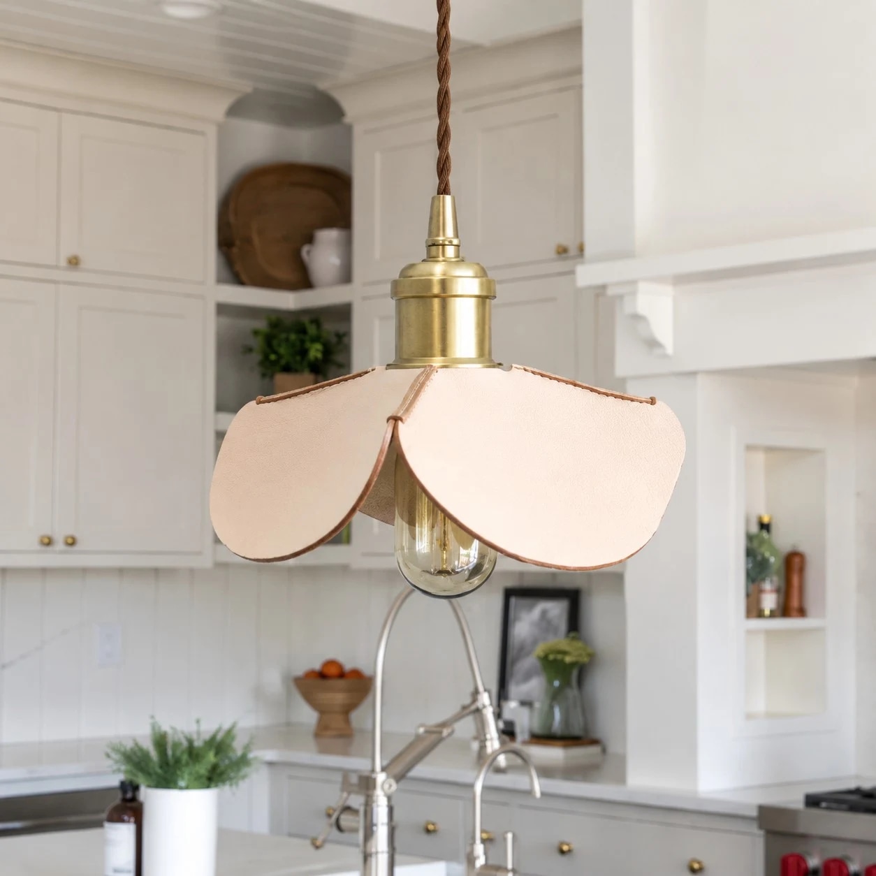 Lampa wisząca z płatkami skóry, szyta ręcznie, stylizowana na jasną kuchnię