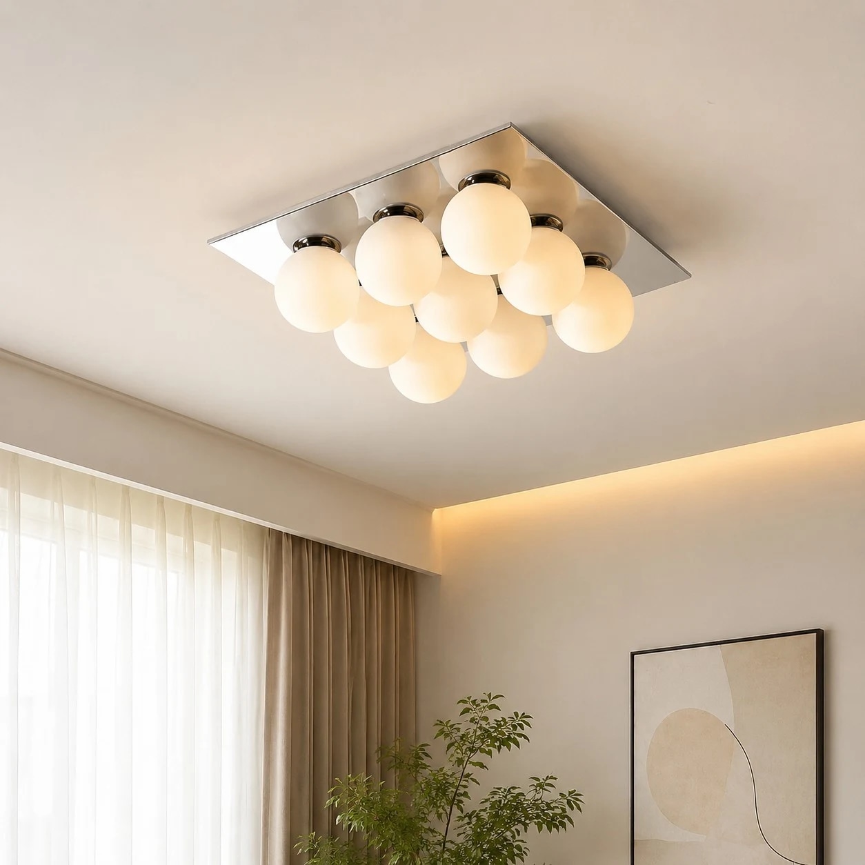 Lámpara de techo cromada de nueve globos instalada en una sala de estar cálida.