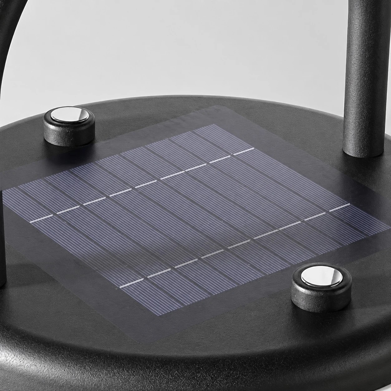Detalj av solpanel och knapp ovanpå
