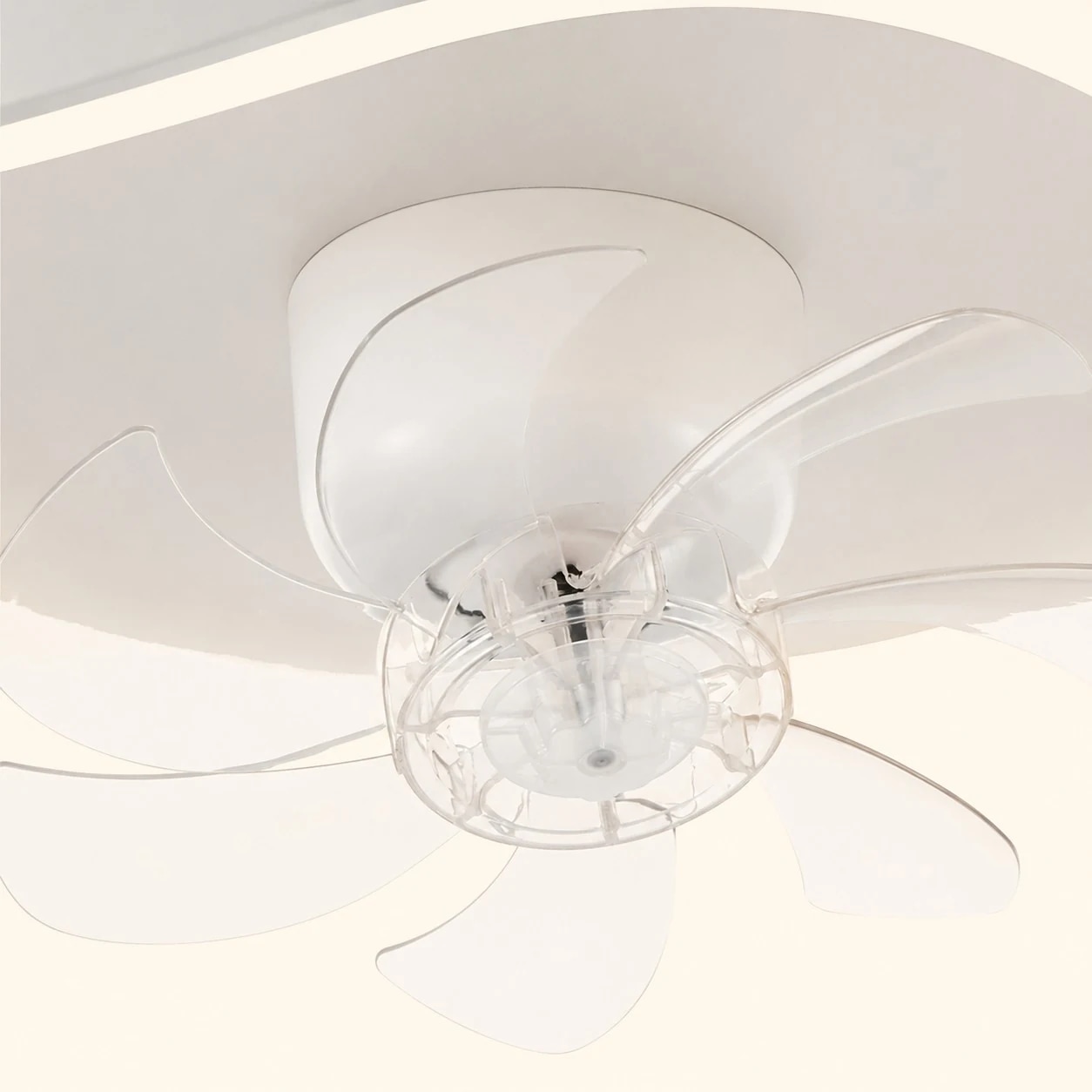 Primer plano de un ventilador de techo con luz