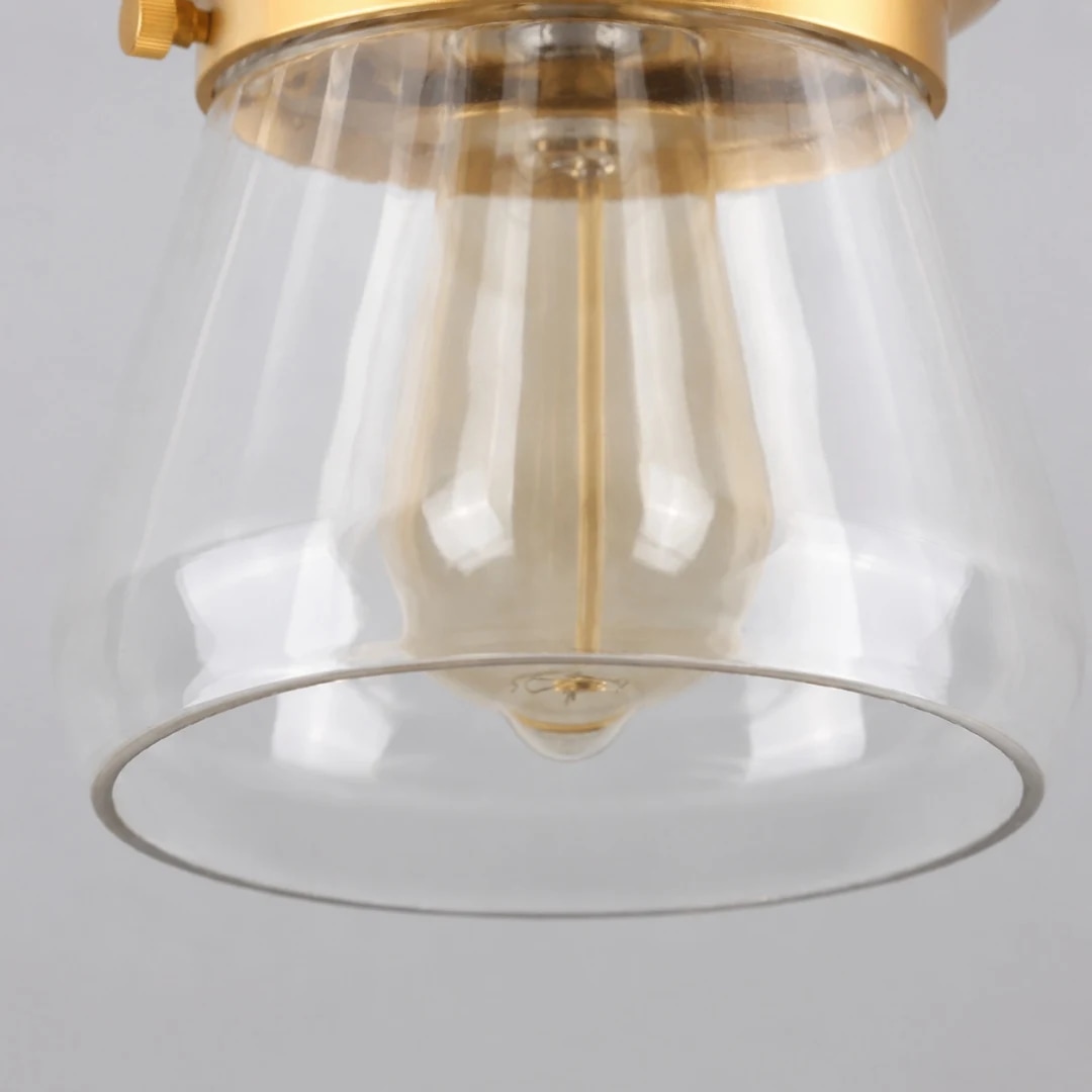 Détail du bord de l'abat-jour en verre transparent et de l'ouverture de l'ampoule