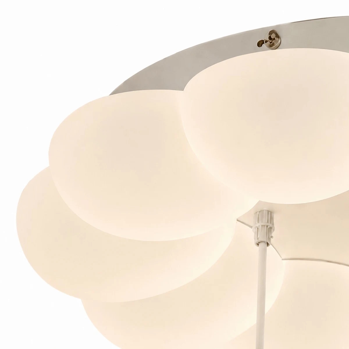 Paralume minimalista a forma di nuvola e dettaglio di montaggio a soffitto