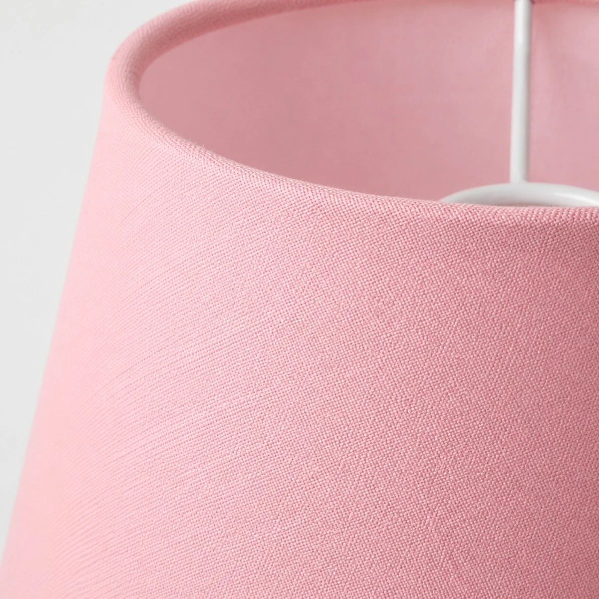 Gros plan sur la texture de l'abat-jour en tissu rose