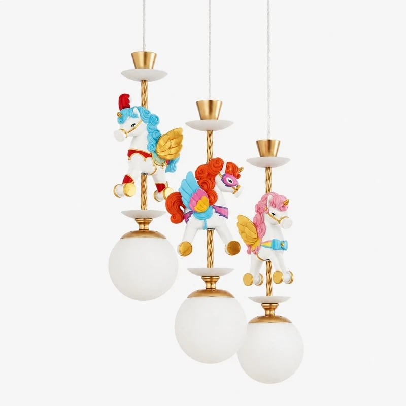 Lampadario a tre luci a forma di unicorno su sfondo bianco