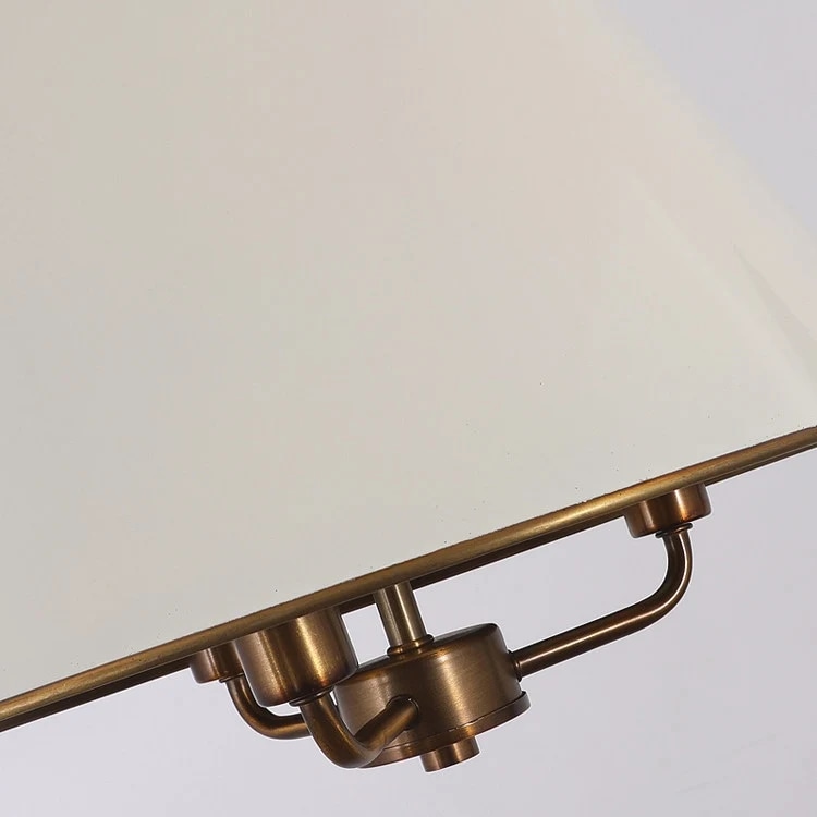 Detailweergave van de messing armconstructie onder de schaduw.