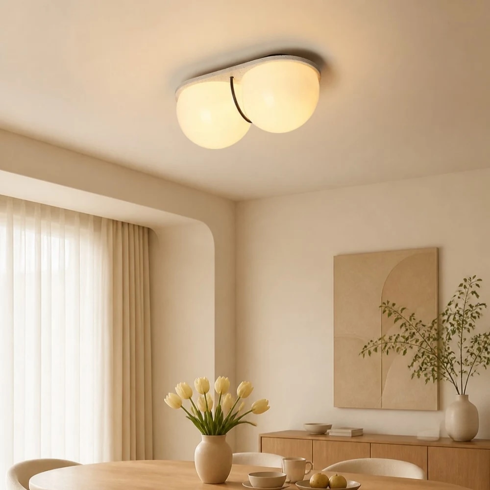 Luminária de teto em travertino creme sobre uma área de jantar