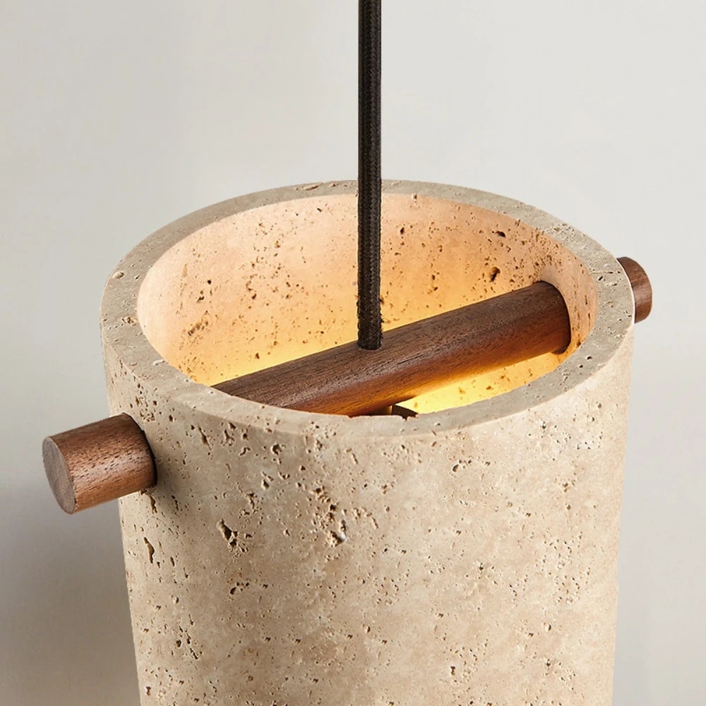 Detalhe da luminária pendente cilíndrica em travertino Wabi-Sabi