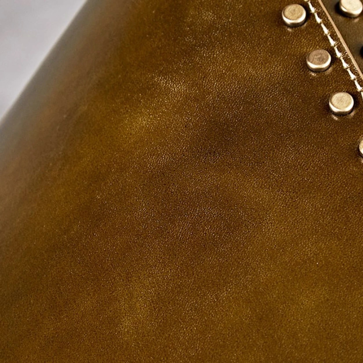 Gros plan sur la texture du cuir marron et le bord cousu