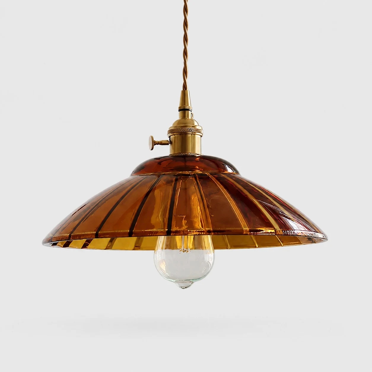 Pendellampa i bärnstensfärgat glas