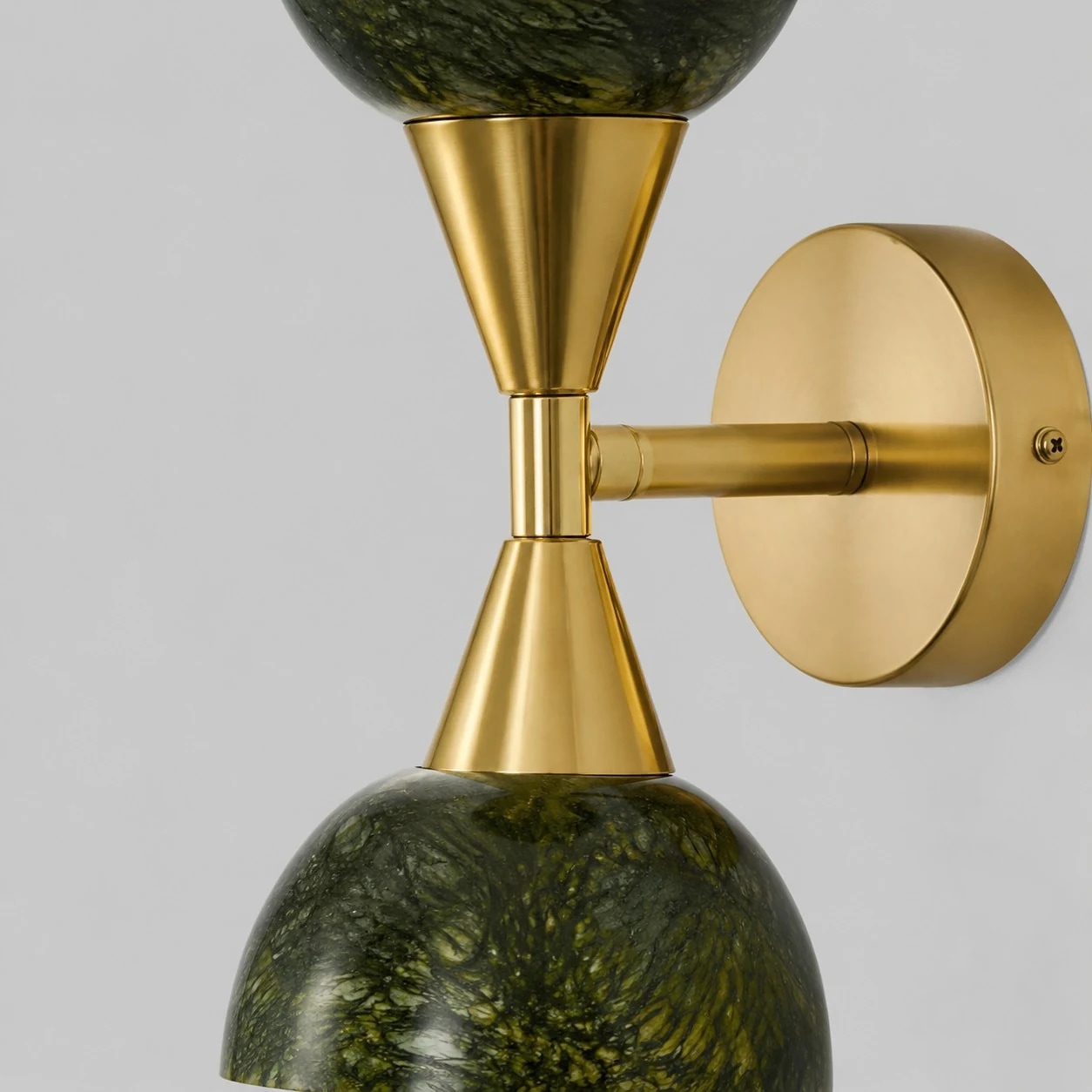 Jadegrüne Farbstruktur und goldfarbene Wandleuchtendetails