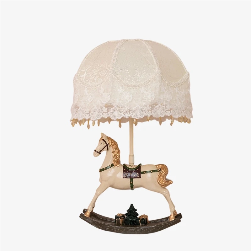 Lámpara de mesa vintage con forma de caballito mecedora sobre fondo blanco.