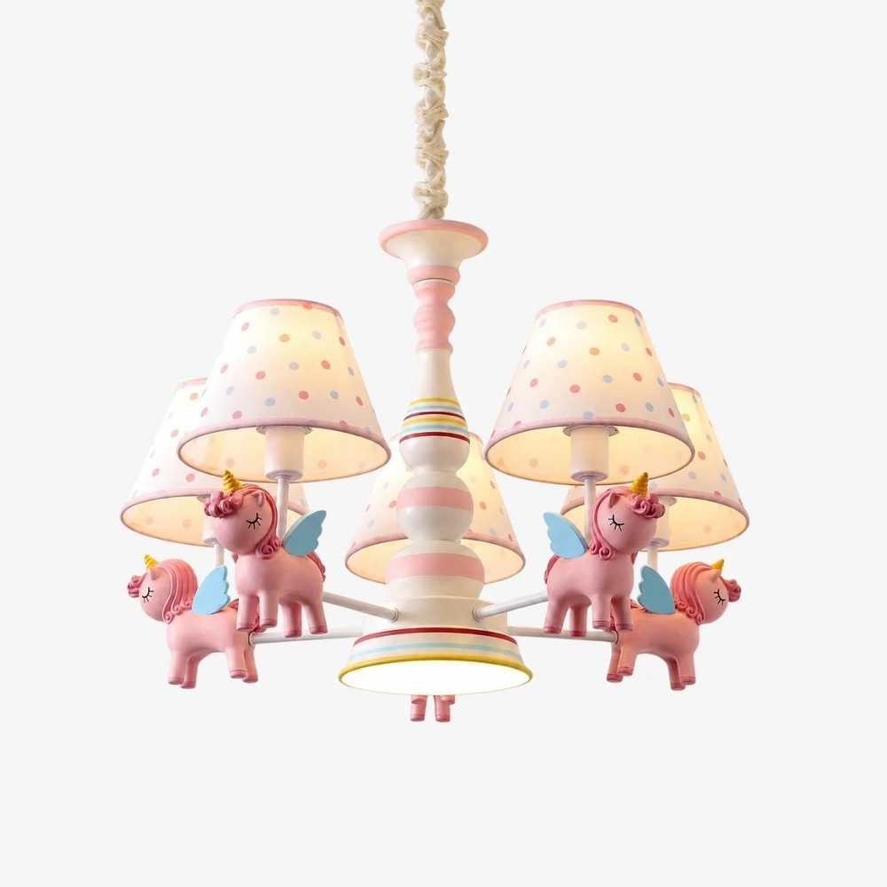 Lustre rose pour chambre d'enfant avec cinq abat-jour en tissu