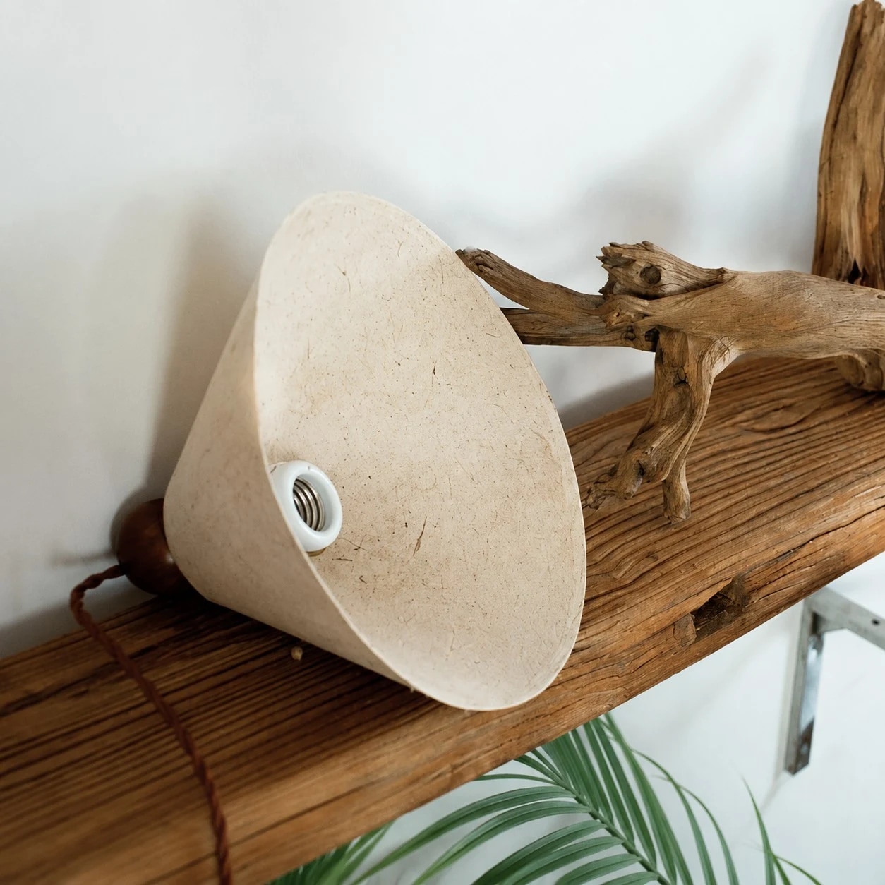 Hanglampenkap zijaanzicht met fitting en papieren vorm