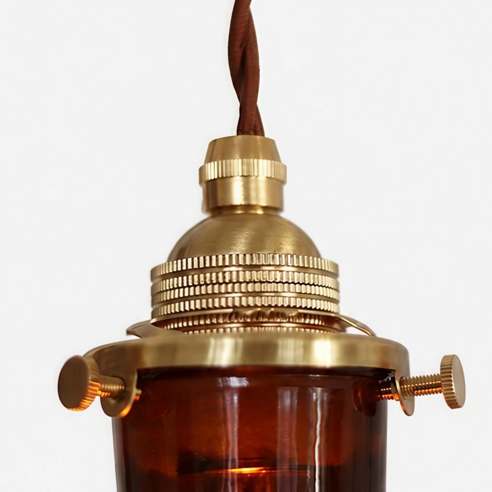 Lámpara colgante de cristal marrón ámbar con detalle de collar metálico