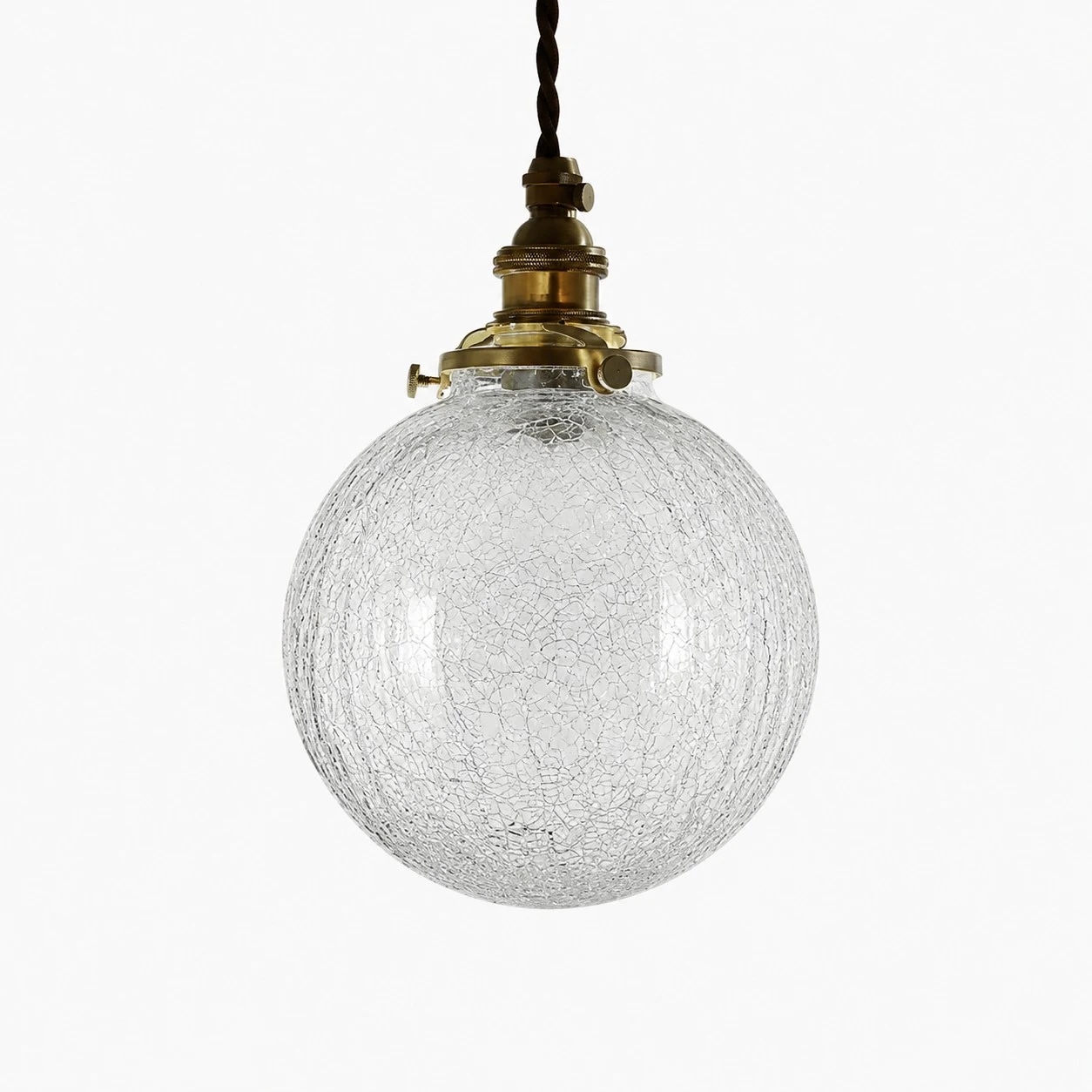 Stil En pendellampa i mässing med rund, klar, krackelerad glasskärm