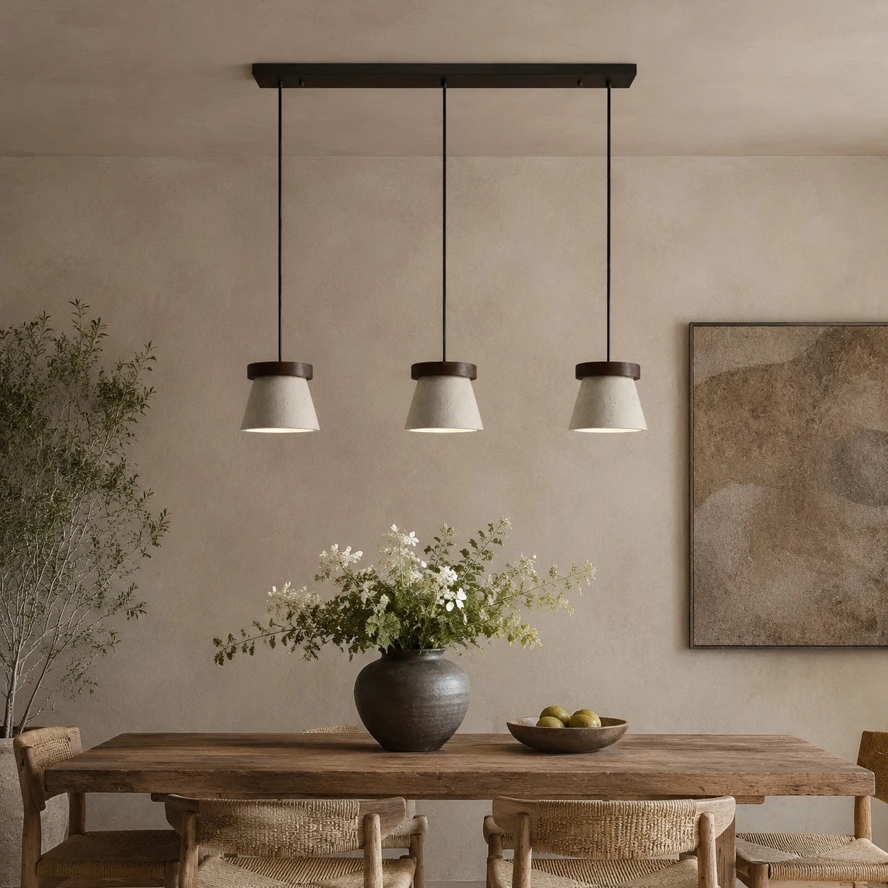 Luminária pendente de três luzes instalada sobre uma mesa de jantar.