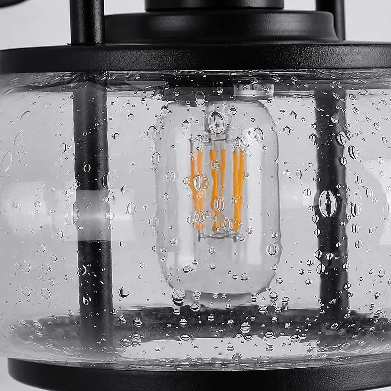 Nahaufnahme des wasserdichten Glasschirms und der warmen Glühbirne