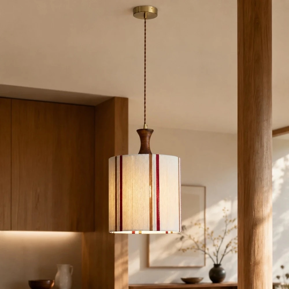 Suspension installée près d'un mur et d'une table pour comparaison.