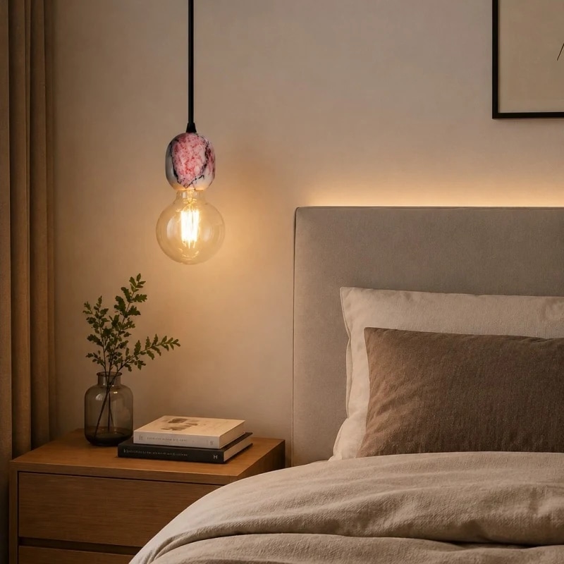 Un detalle decorativo para la mesita de noche con una calidez que recuerda a una galería de arte.