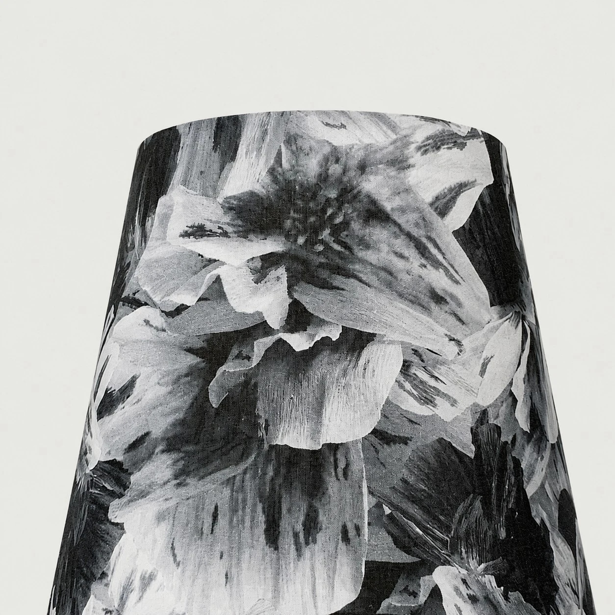 Gros plan d'une nuance florale en noir et blanc