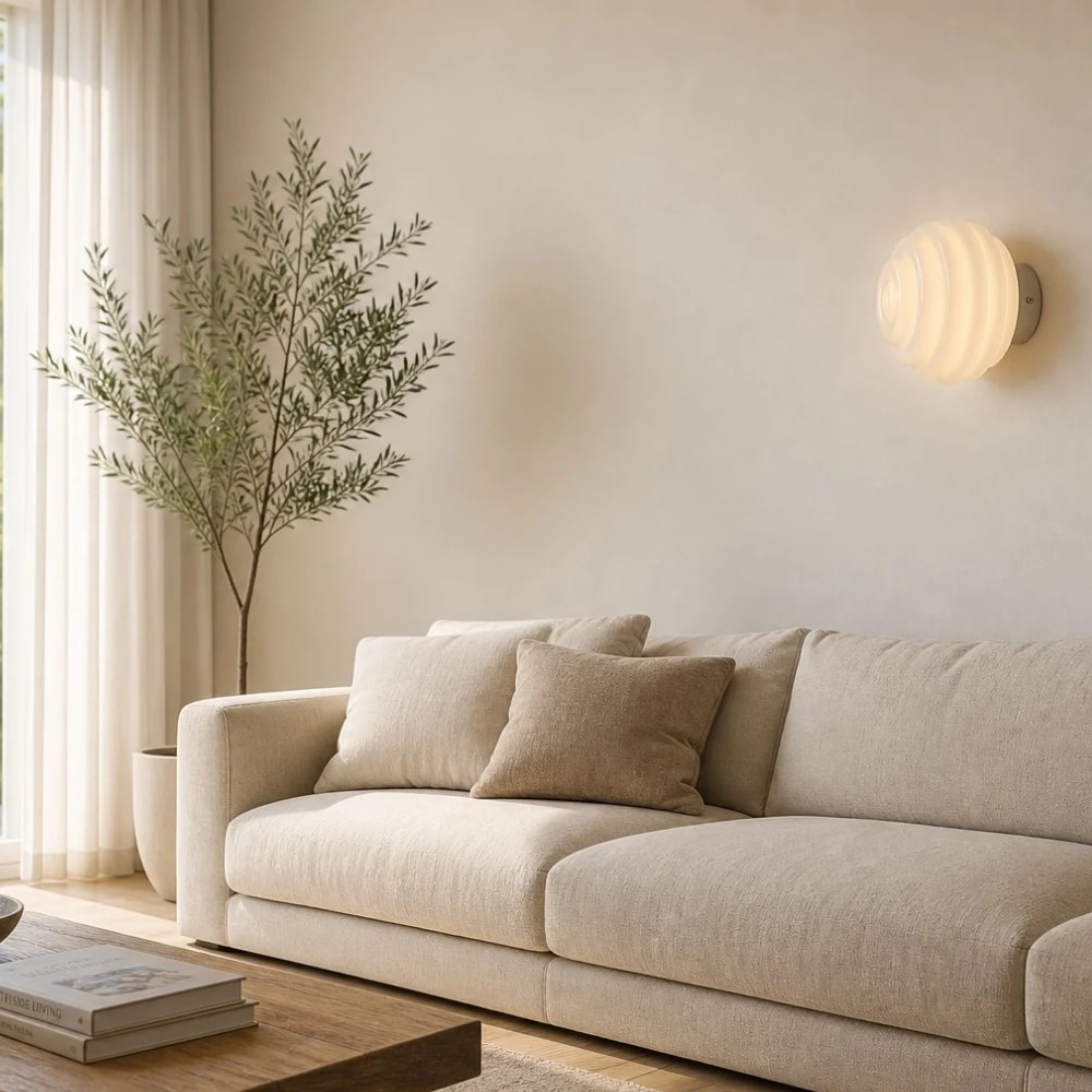 Applique murale en verre côtelé crème dans un salon calme