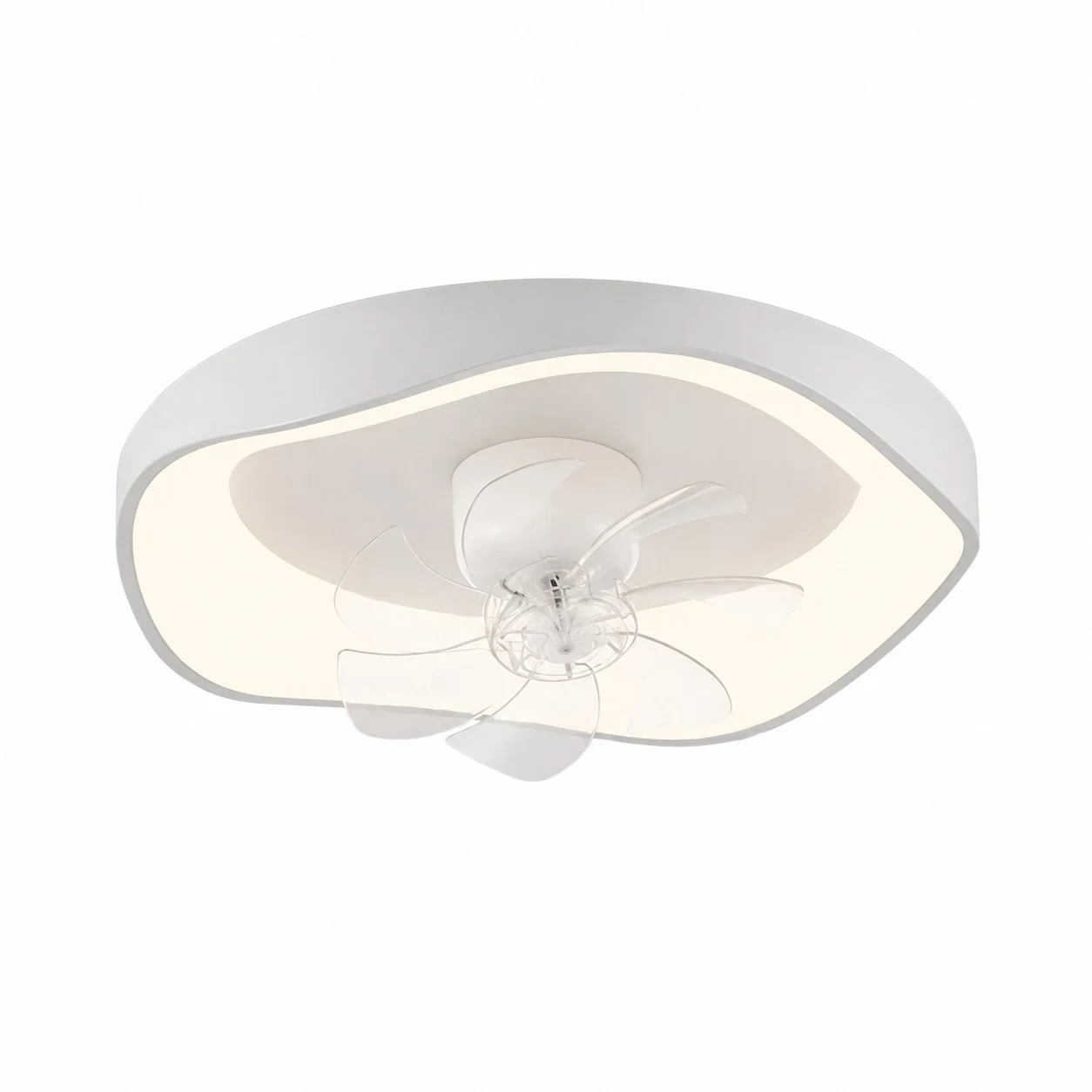 Vista de la luz del ventilador de techo blanco en ángulo