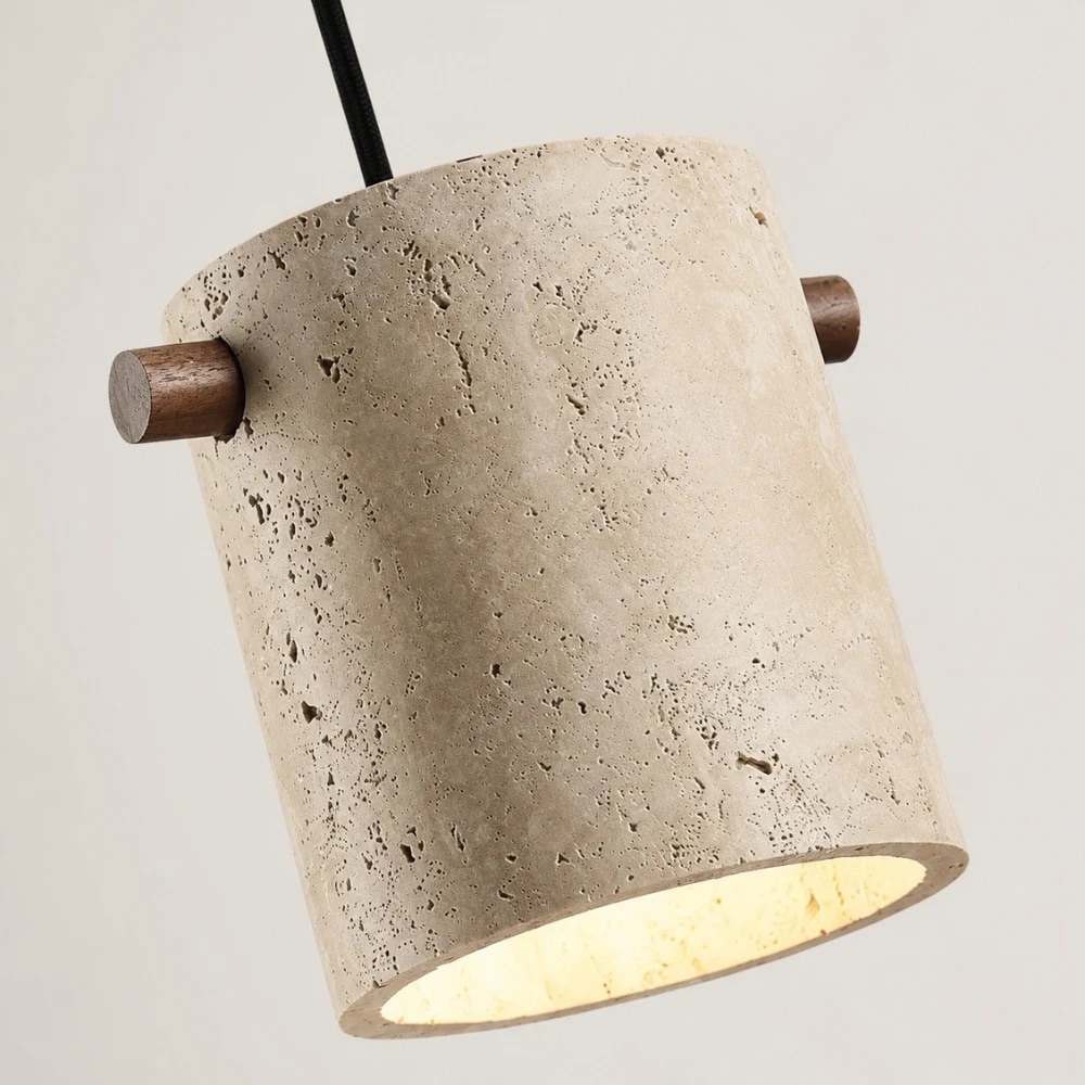 Detalhe da luminária pendente cilíndrica em travertino Wabi-Sabi