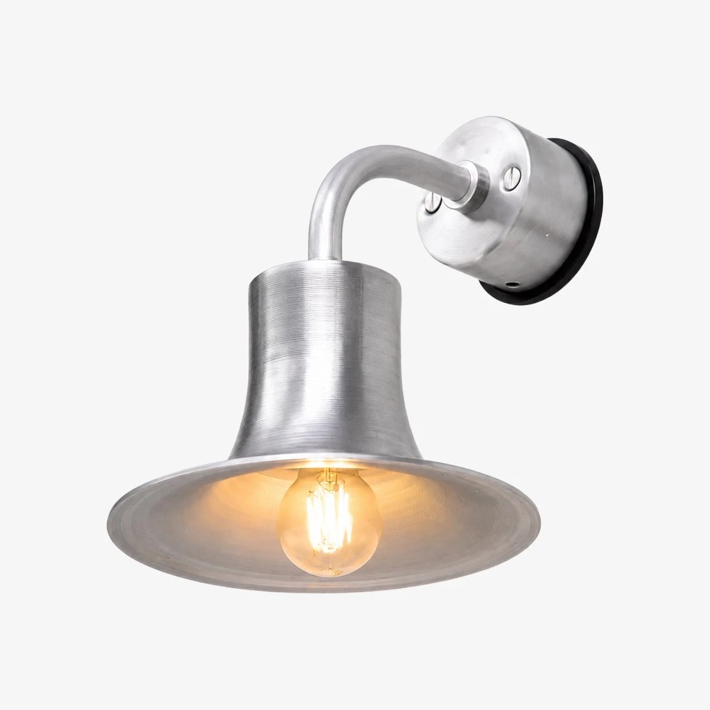 Vägglampa i naturlig aluminium