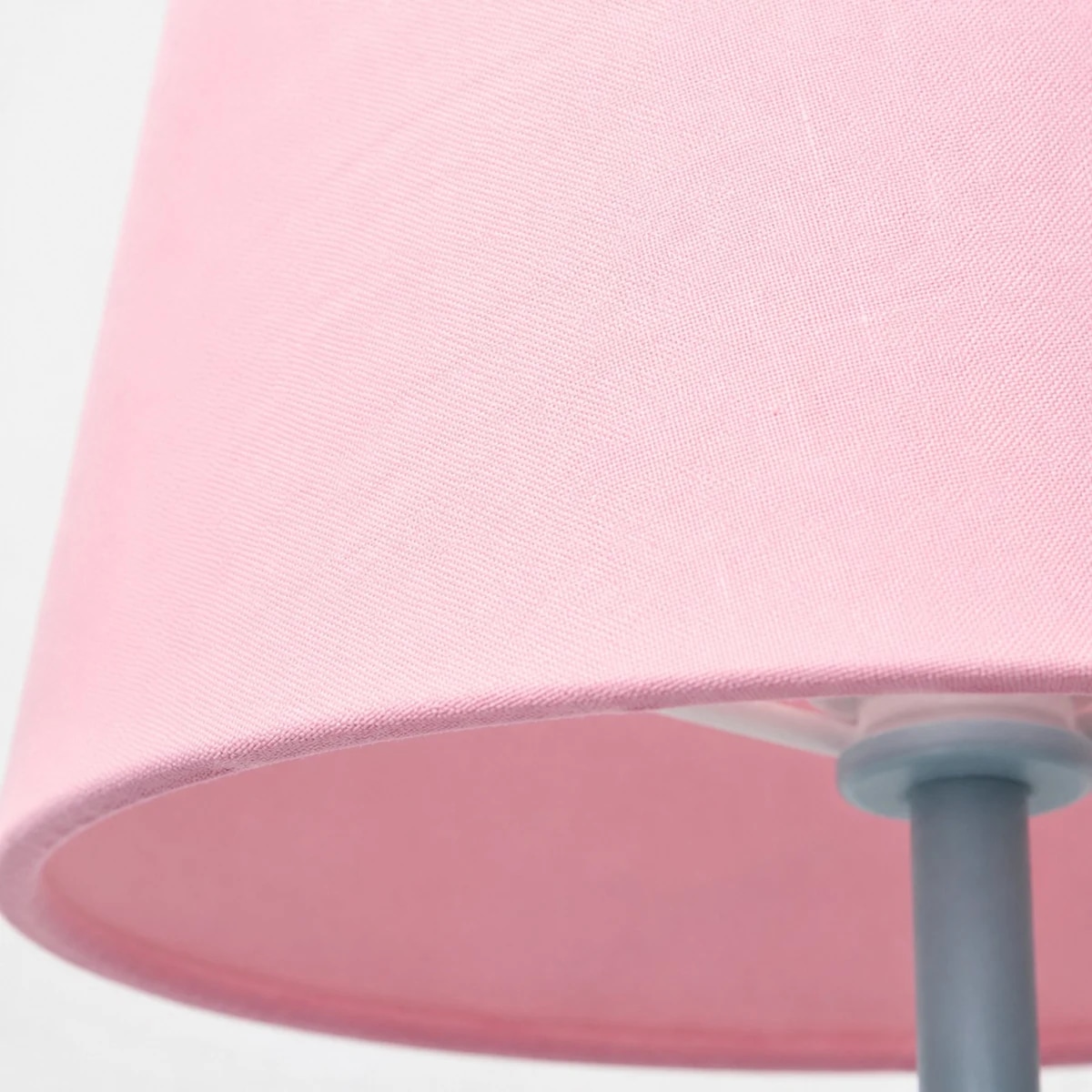 Bord inférieur de l'abat-jour en tissu rose et tige métallique