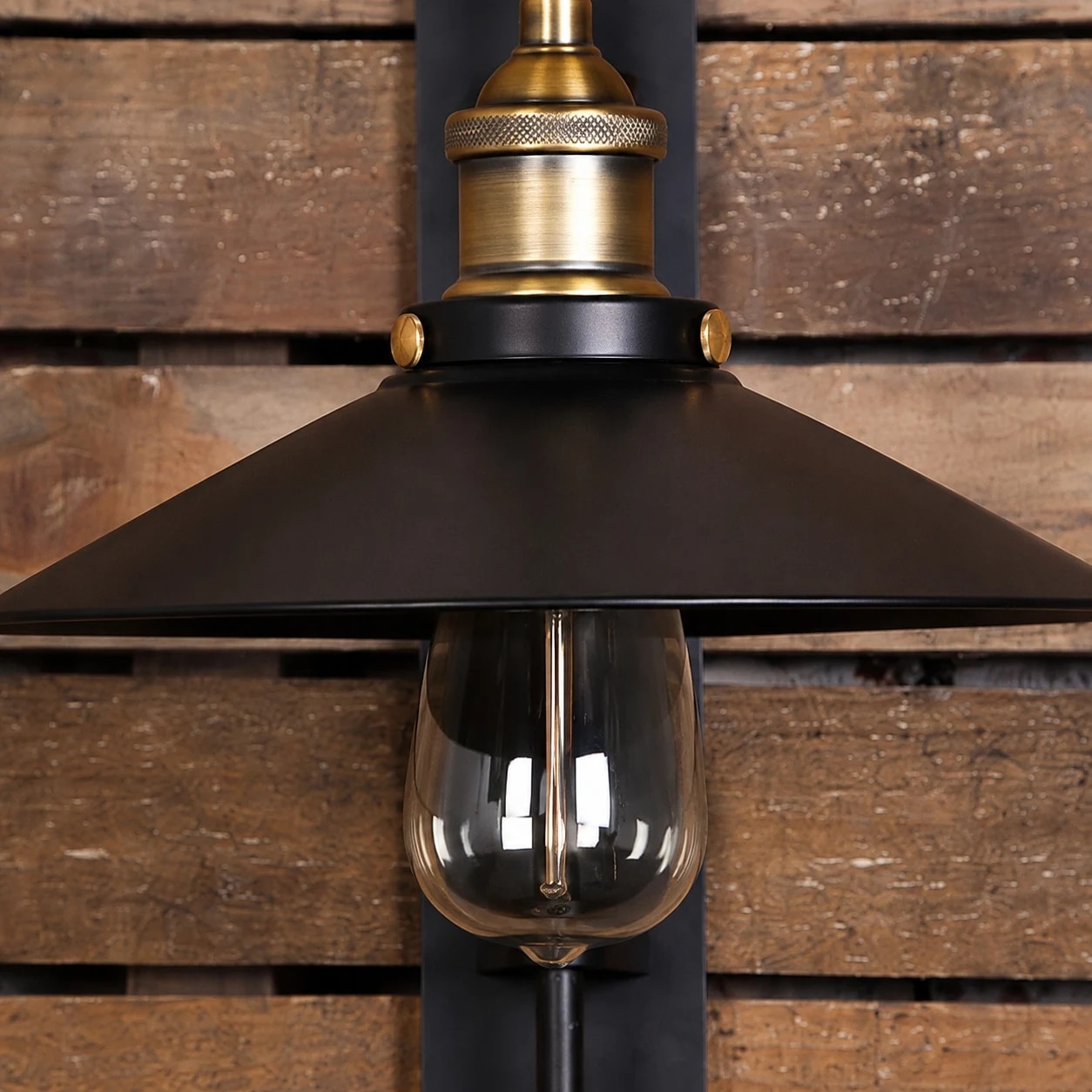 Paralume in bronzo scuro e dettaglio della lampadina a vista
