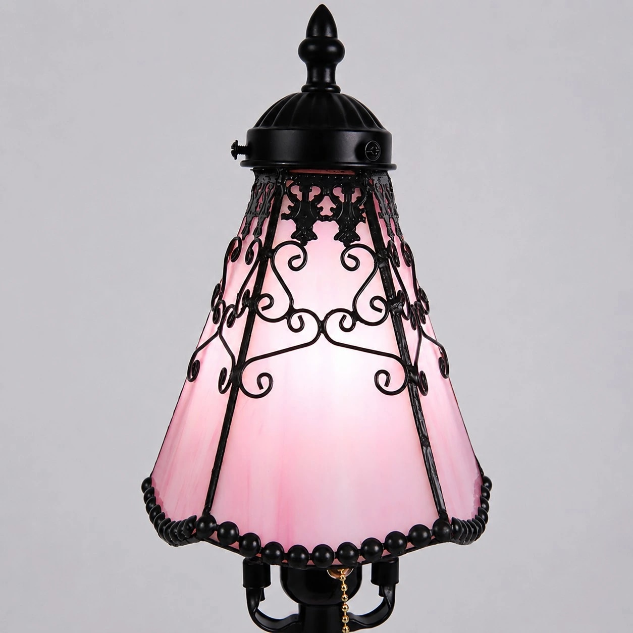 Rosa Glasschirm mit schwarzem Metallrand