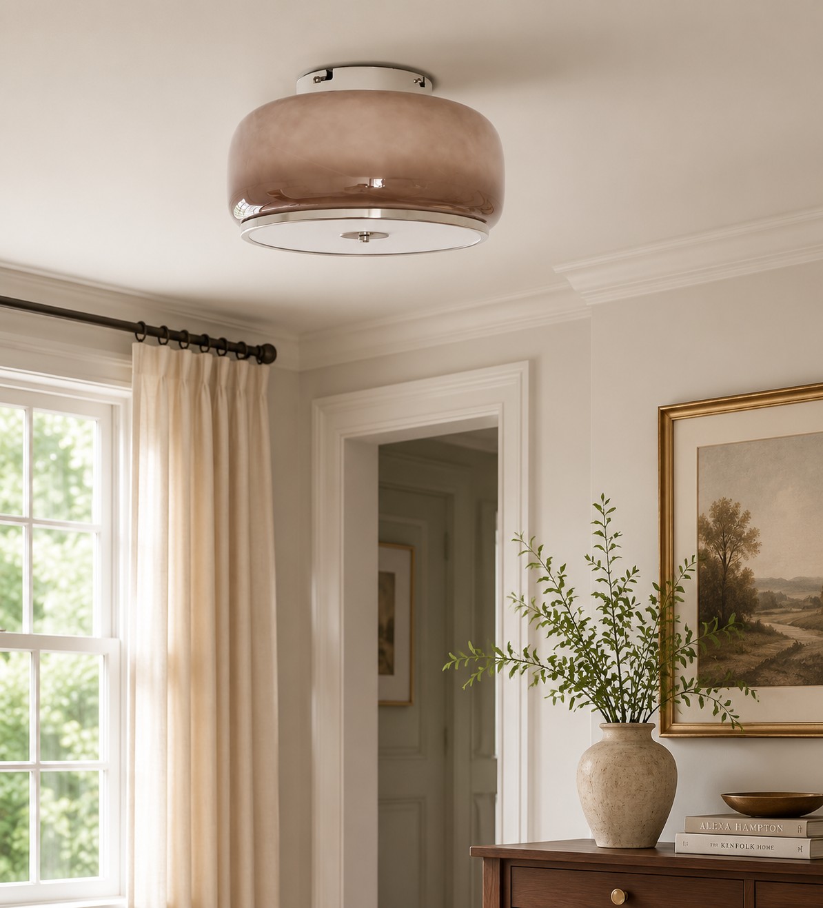 Bärnstensfärgad taklampa i glas installerad i en elegant dagsljusmiljö