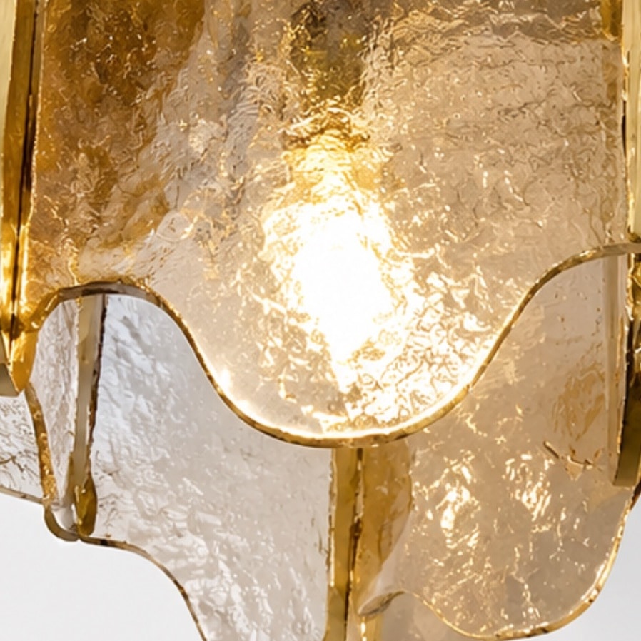Detalj av upplyst hamrad glas