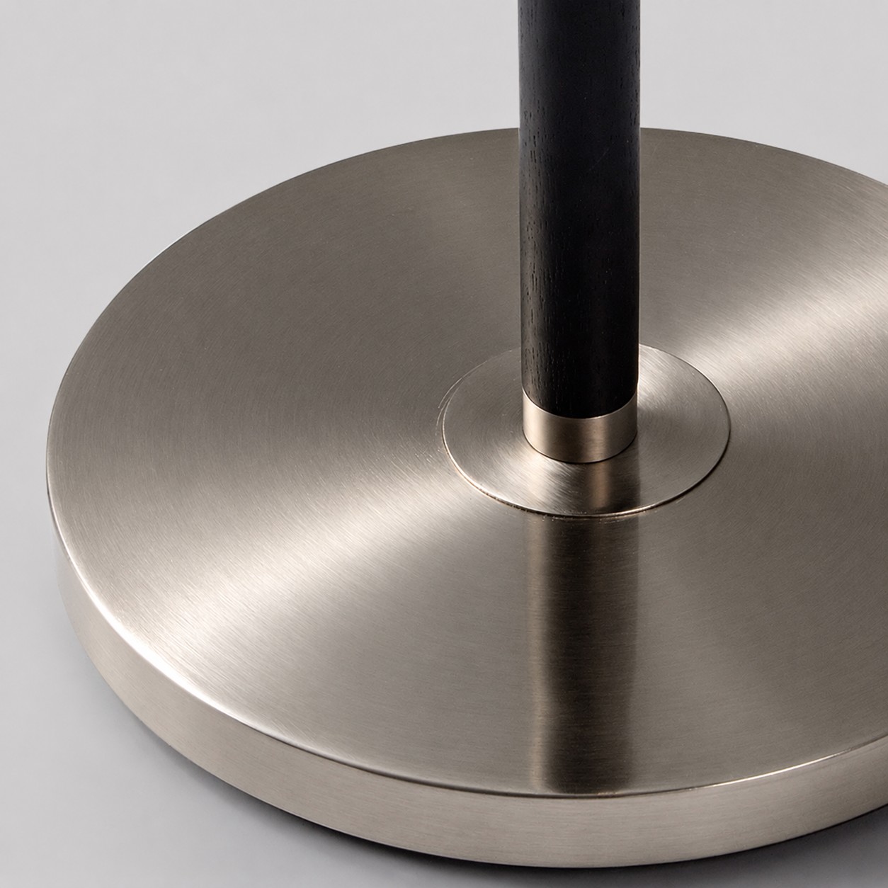 Base circular de metal cepillado para lámpara de pie