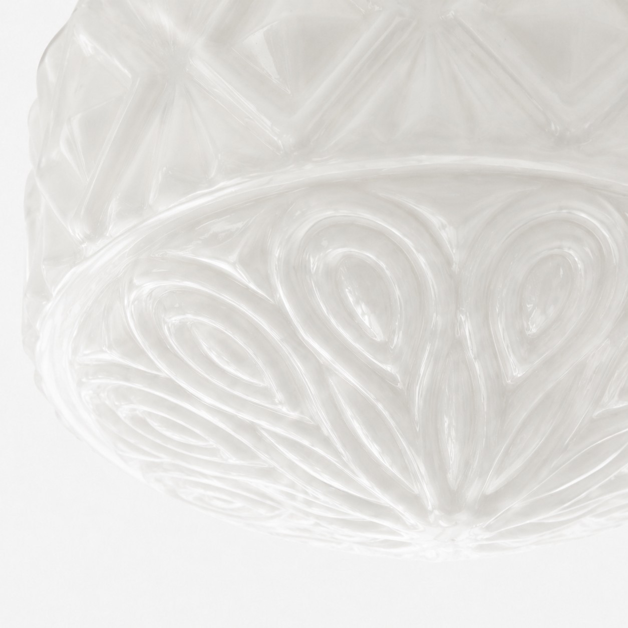 Blumenrelief aus Milchglas an der Deckenleuchte