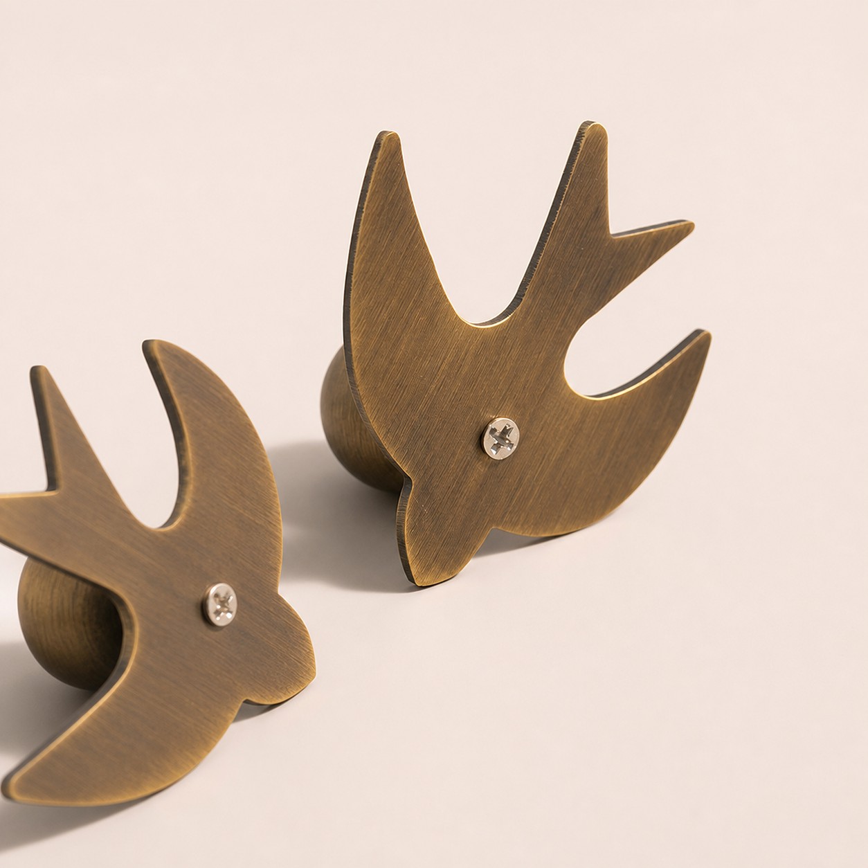 Back construction of swallow-shaped cabinet knob
