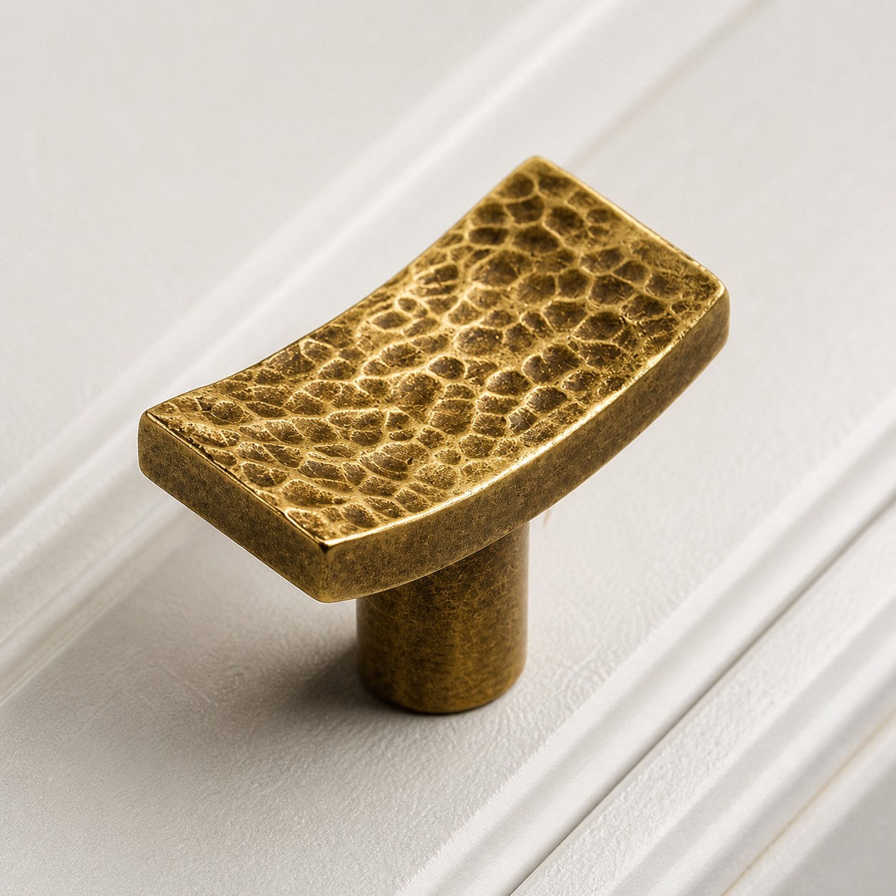 Pomo de latón martillado para armarios con perfil curvado