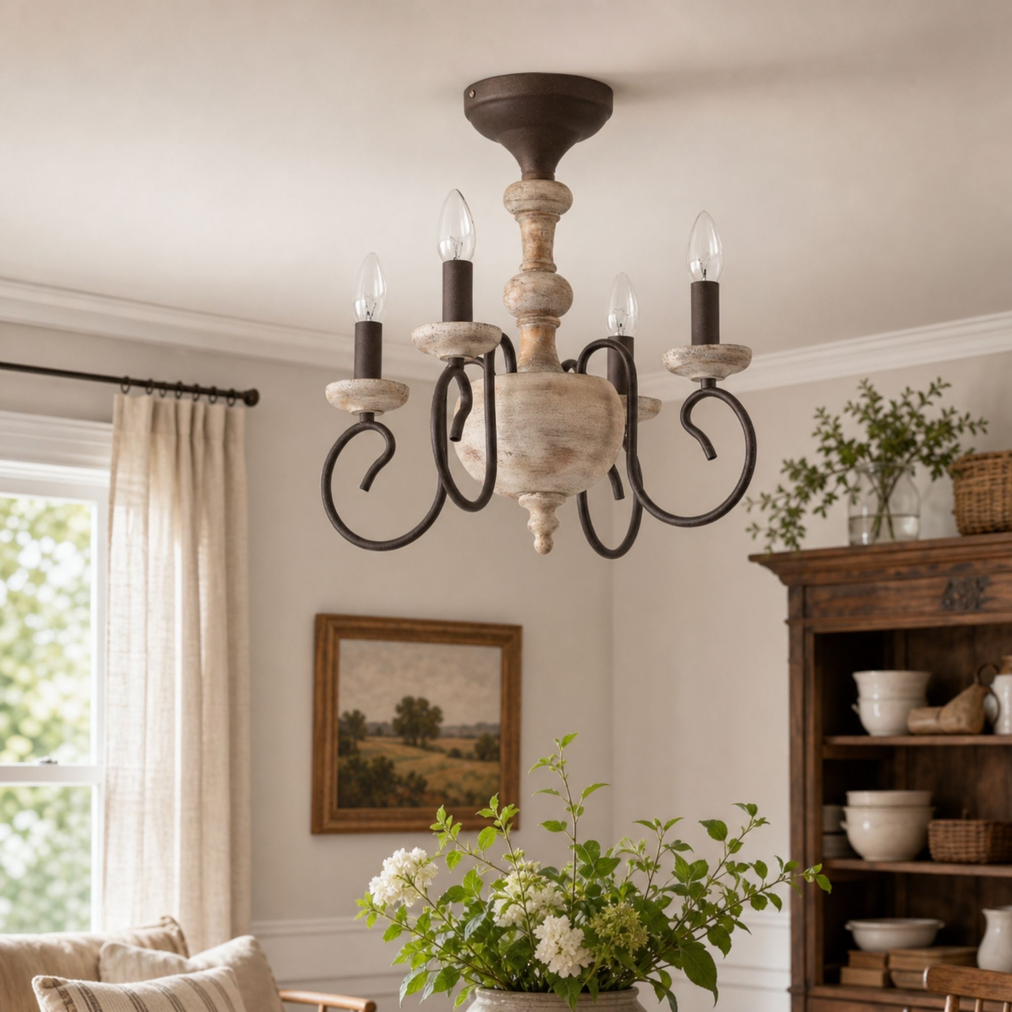 Szene aus einem Esszimmer im Landhausstil mit rustikalem Kronleuchter
