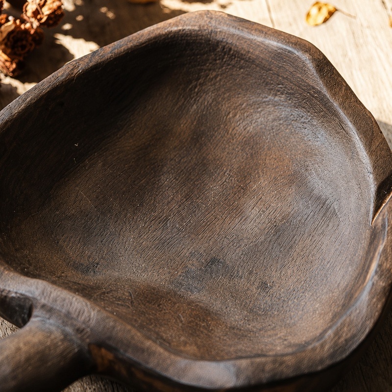 Deep rounded basin for fruit or wrapped snacks