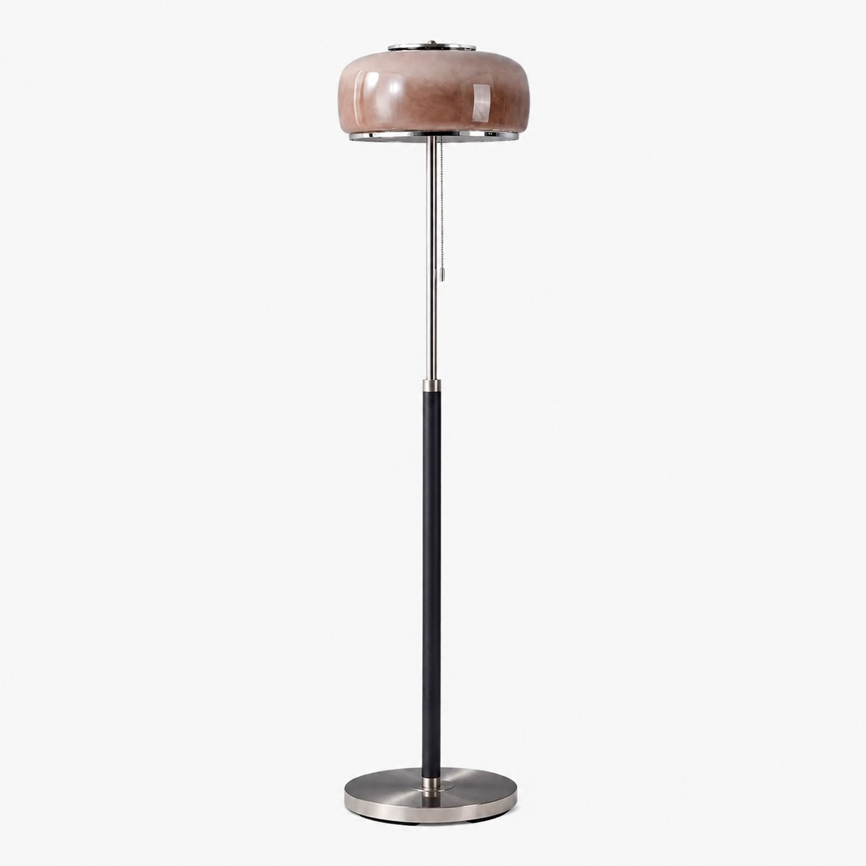 Lámpara de pie Bauhaus color gris topo ahumado con base cromada y negra, mostrada sin encender.