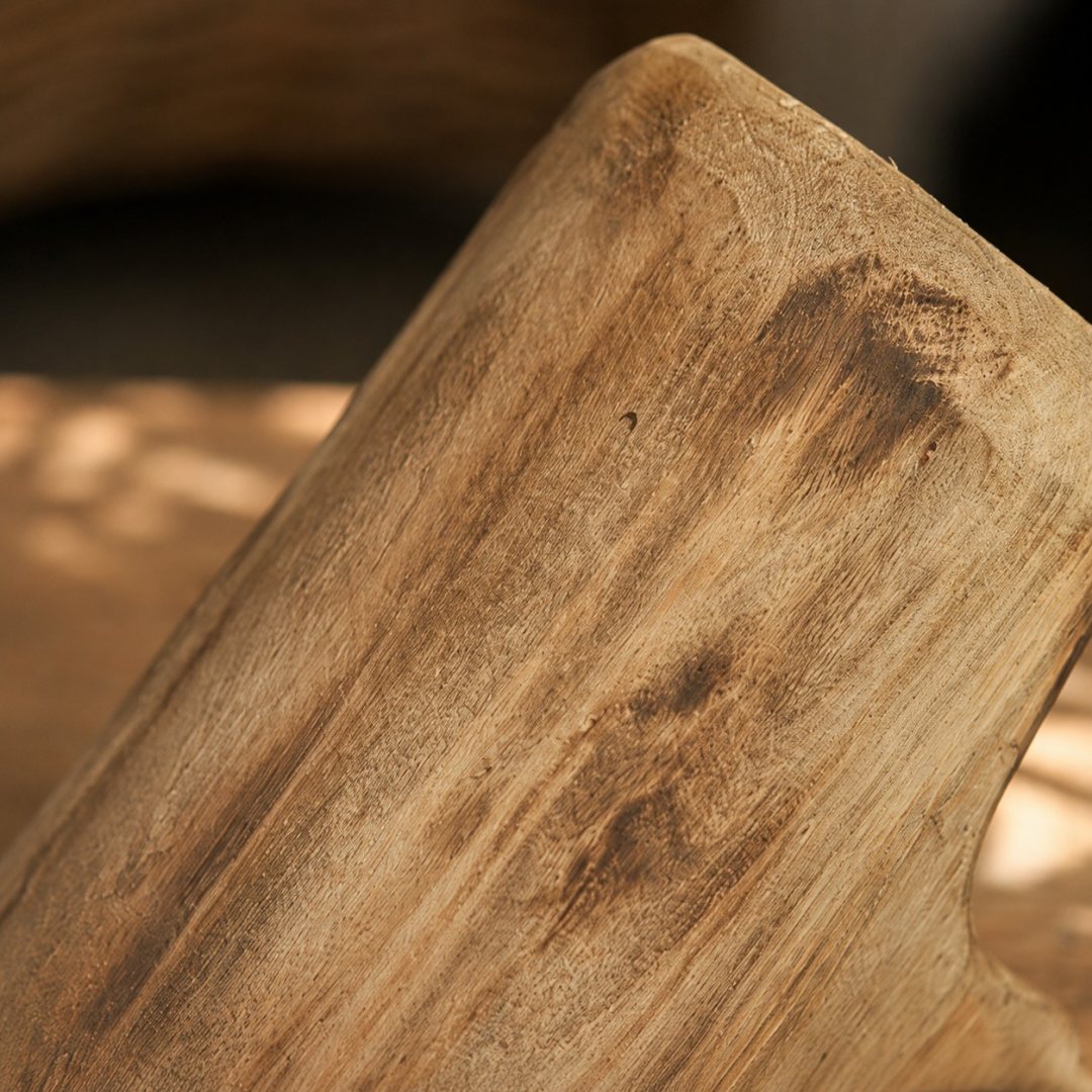 Close view of the tray's hand-shaped edge