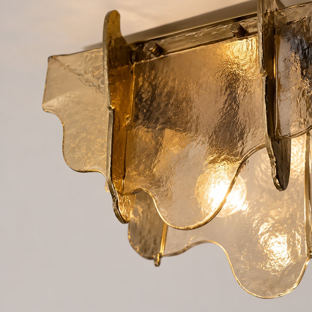 Närbild av bärnstensfärgade glasblad