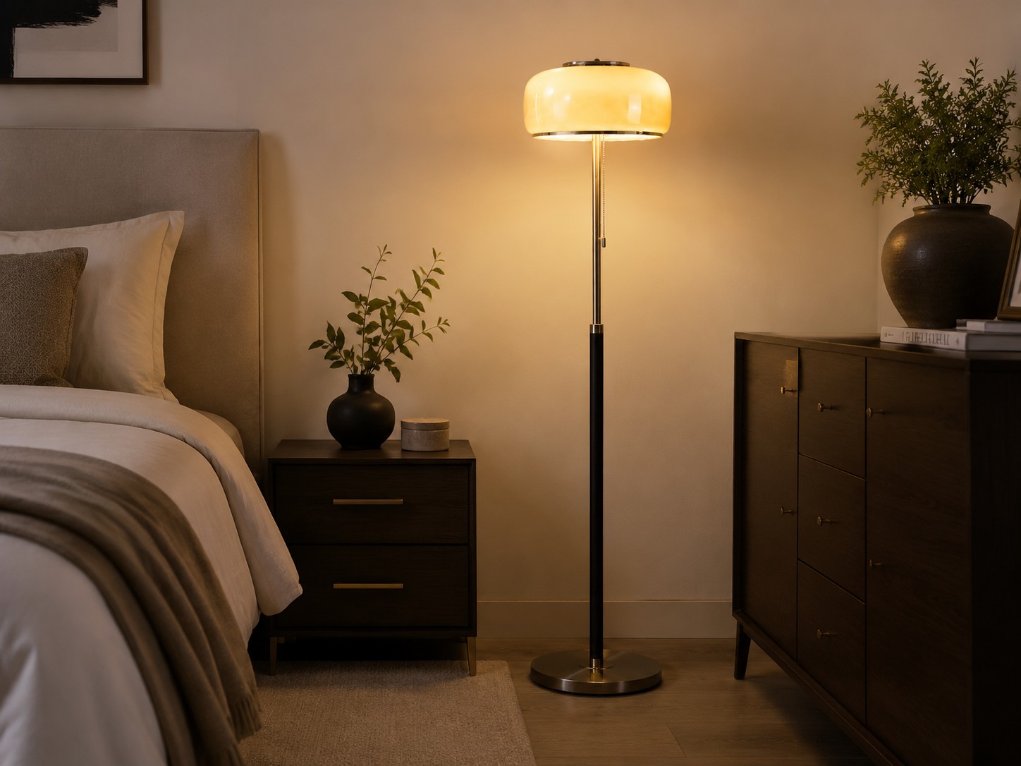 Lámpara de pie Bauhaus colocada junto a la cama en un dormitorio tranquilo.
