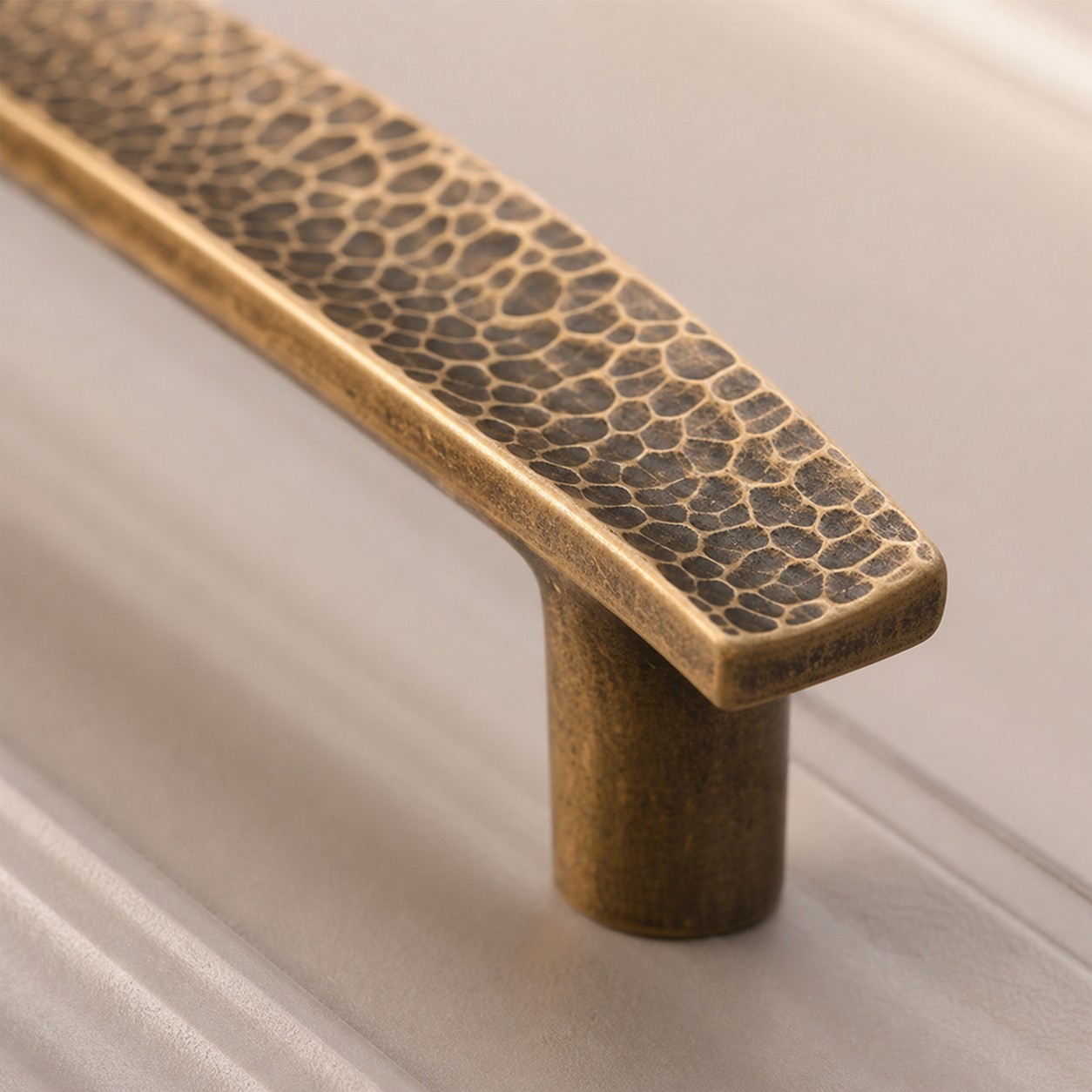 Textura de la superficie del tirador de latón martillado para armarios