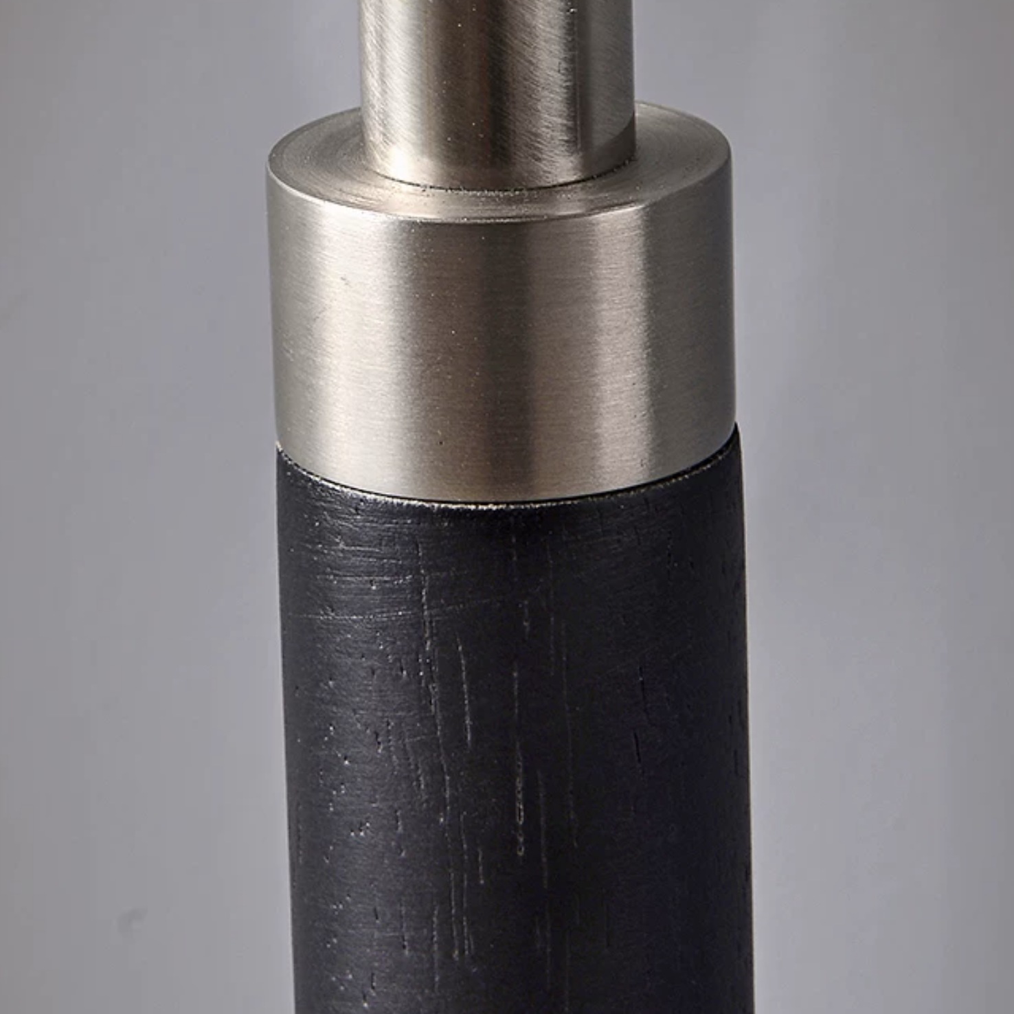 Pie de lámpara de madera maciza negra con unión de metal cepillado