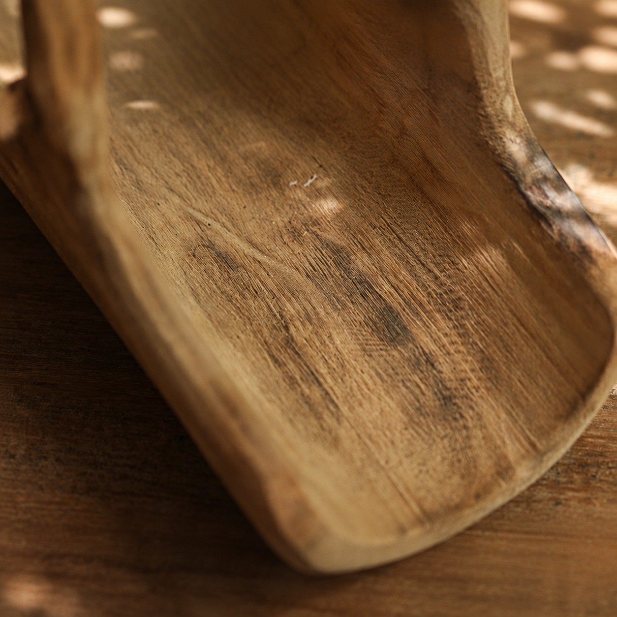 Close view of the willow wood tray surface