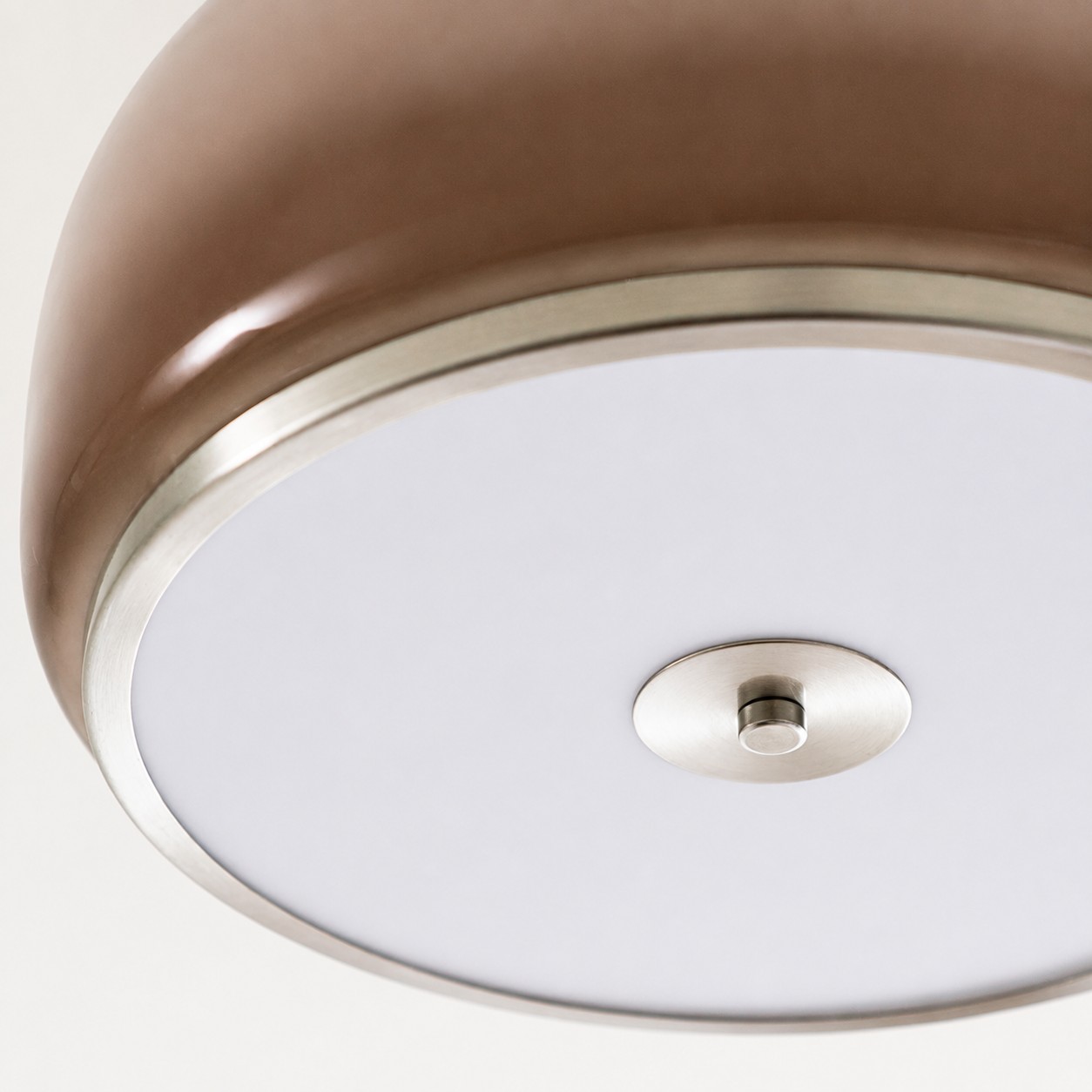 Närbild av diffusorn och silverfärgade detaljer