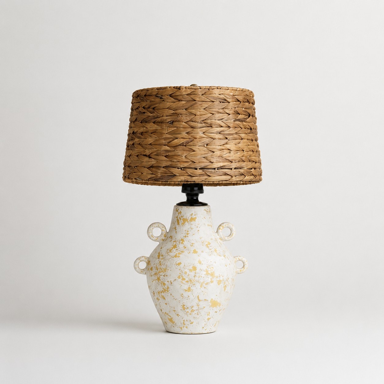 Keramikbordslampa med knapp och vävd skärm