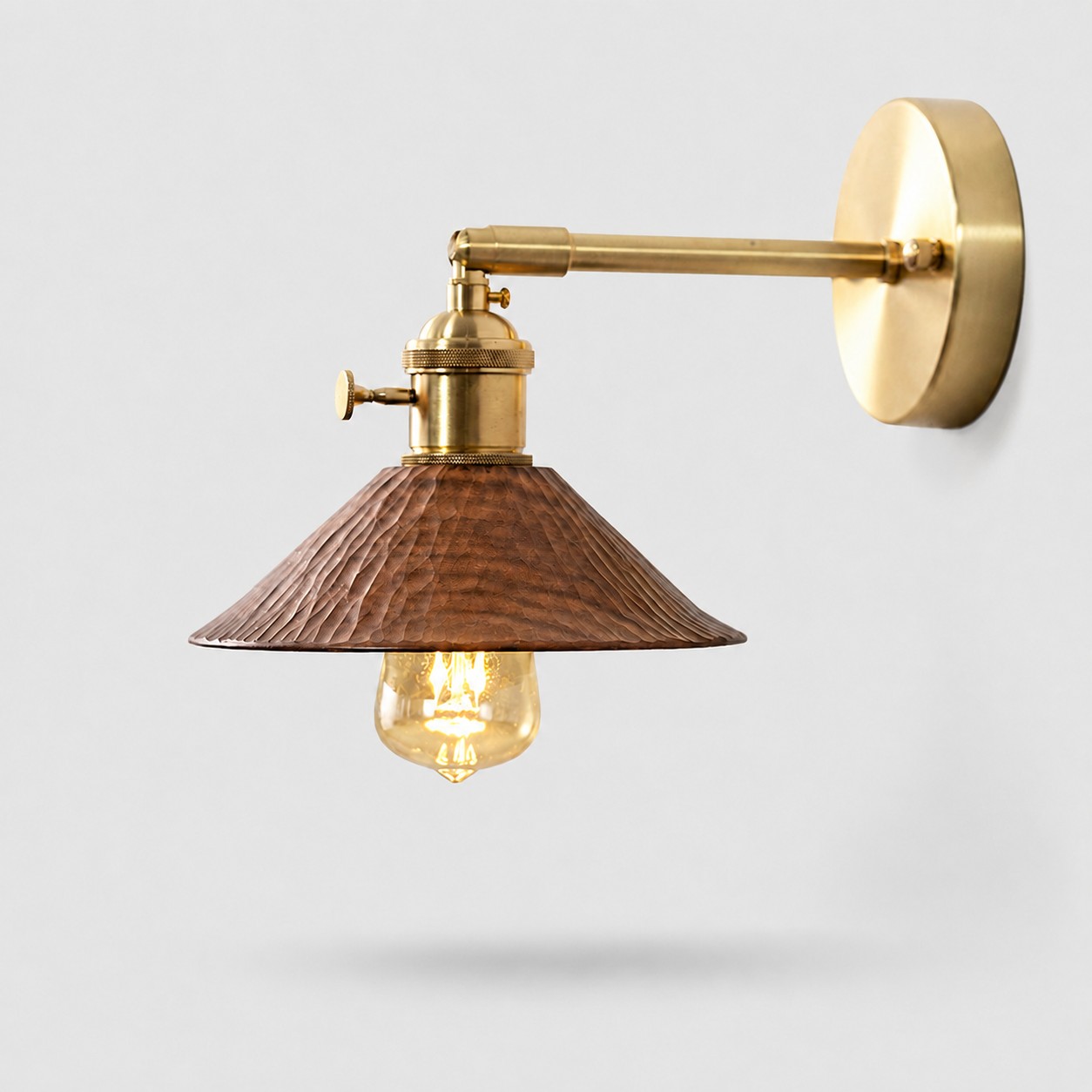 Vägglampa i lila ådring i trä och mässing